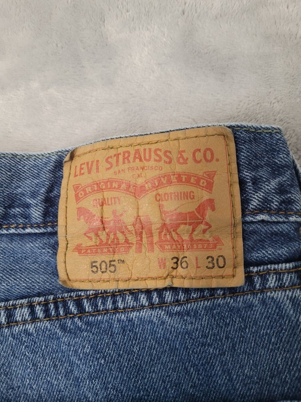 Levi’s 505 Men’s Regular Fit Straight Leg Medium Wash Jeans 36 x 30 - Picture 10 of 12